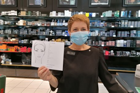 „Paris 8“-Geschäftsleiterin Fabienne Giovagnini zeigt die Vorlage, auf der das Make-up vorgeführt werden kann. Auf das Gesicht der Kunden darf derzeit nichts aufgetragen werden.