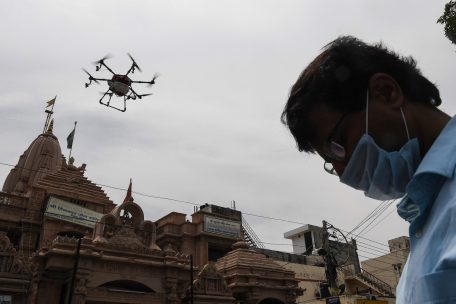 In Neu-Delhi verspr&uuml;hen Drohnen Desinfektionsmittel, auch das spanische Milit&auml;r hat die Flugobjekte zu diesem Zweck eingesetzt, viele andere Staaten nutzen sie, um die Einhaltung der Social-Distancing-Regeln zu &uuml;berwachen