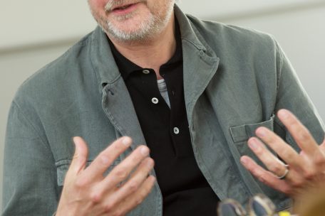 &bdquo;Mir sinn net just Bicherfabrikanten, d&eacute;i am Home-Office Bicher hirstellen, fir se dann online op de Site ze stellen an digital ze promoten&ldquo; (Marc Binsfeld, Patron vun den Editions Guy Binsfeld)