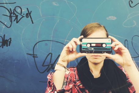 &bdquo;Zu de &sbquo;Gew&euml;nner&rsquo; vun der Corona-Kris geh&eacute;iere vill vun deene Firmen, d&eacute;i ebe grad d&rsquo;Roll vu Kulturliwweranten anhuelen, wann och am negative S&euml;nn &ndash; ech denken un Amazon, Netflix, YouTube oder Facebook&ldquo; (Claudine Muno, Schr&euml;ftstellerin)