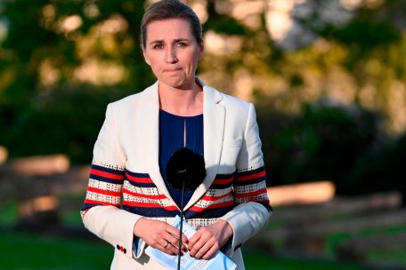 &bdquo;Einfach wird das nicht&ldquo;: D&auml;nemarks Ministerpr&auml;sidentin Mette Frederiksen, Sozialdemokratin, 1977 geboren und selber Mutter, stimmte ihre Mitb&uuml;rger auf schwierige, aber n&ouml;tige Schritte ein&nbsp;