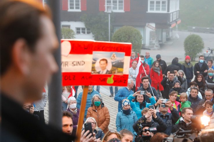 Österreich / Ohne Masken, ohne Abstand und viel zu viele Leute – Kurz-Besuch gerät zum Fiasko