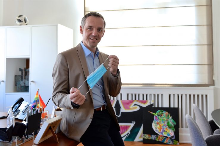 Gemeinde Esch unter Druck / Maskenverteilung im großen Stil, Startschuss für Schule und Sport