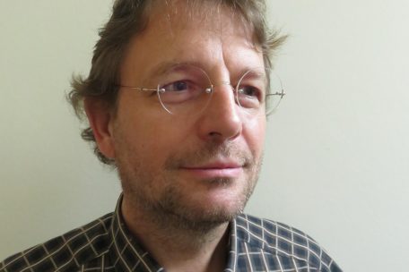 Dr. Jean-Marc Cloos ist in der Suchtmedizin sowie Gerontopsychiatrie (beschäftigt sich mit psychologischen Erkrankungen älterer Menschen) spezialisiert