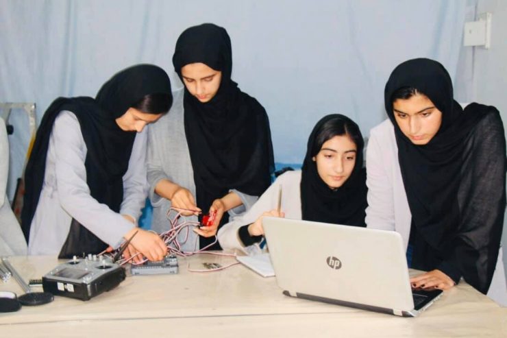 Innovationen / Junge Frauen in Afghanistan entwickeln ein Beatmungsgerät mit Autoteilen