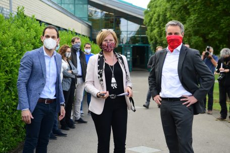 Bürgermeister Dan Biancalana, Ressortschöffin Josiane Di Bartolomeo-Ries und Bildungsminister Claude Meisch am Montag vor der Schule Ribeschpont