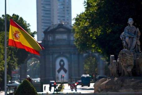 Spanien / Streit überschattet zehntägige Staatstrauer – 3.000 Deutsche sollen Mallorca testen
