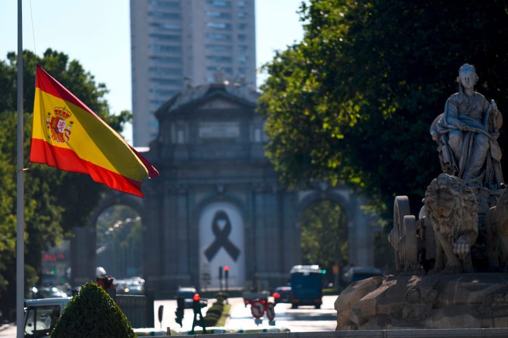 Spanien / Streit überschattet zehntägige Staatstrauer – 3.000 Deutsche sollen Mallorca testen
