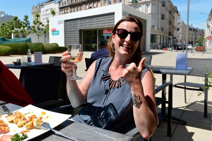 Wiedereröffnung Gastronomie / Esch stößt auf die offenen Terrassen an