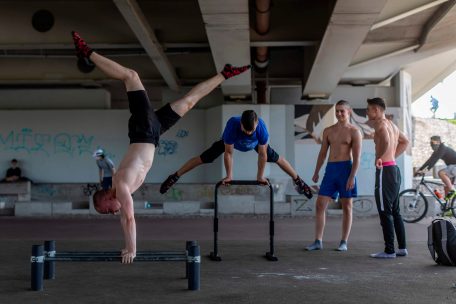 Polen / PiS-Regierung kompensiert Umfragetief vor Wahlen mit radikalem Lockdown-Ende