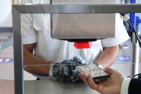 Vor der Sicherheitskontrolle müssen Passagiere ihre Bordkarten selbst scannen. Generell wurde darauf geachtet, dass die Passagiere so wenig Stellen anfassen müssen wie nur möglich.