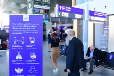 Plakate, Hinweisschilder und Anzeigetafeln erinnern auf Schritt und Tritt an die gängigen Barriere-Gesten