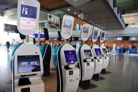 Wer nicht zu Hause einchecken konnte, kann das noch am Terminal nachholen. Um Sicherheitsabstände zu gewährleisten, wurden aber nicht alle Kiosks in Betrieb genommen.
