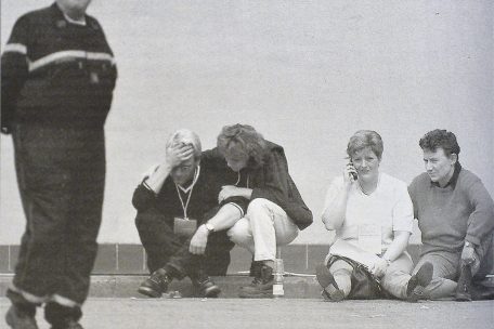 Verzweifelte Familienangehörige warten auf Nachrichten aus dem „Spatzennascht“. Die gesamte Ortschaft fiebert mit den Ereignissen am Bocksberg.