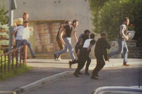 Nach 28 Stunden Warten geht es plötzlich schnell: Eine Spezialeinheit aus Deutschland hat zugeschlagen. Die Ordnungskräfte eilen zur Tagesstätte, um die Geiseln in Sicherheit zu bringen.