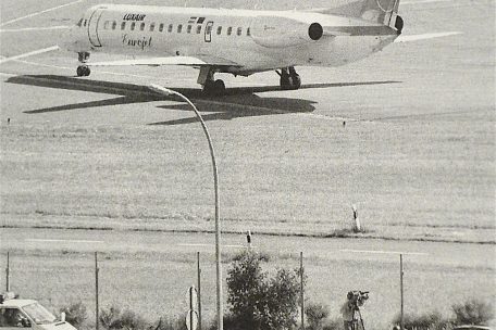 Der Geiselnehmer fordert Geld und ein Flugzeug, um sich nach Libyen absetzen zu können