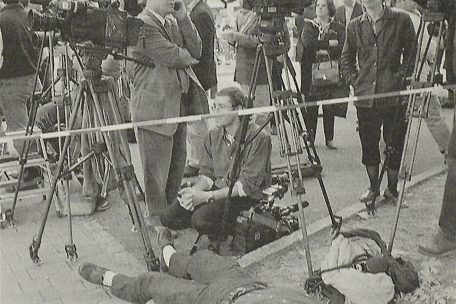 Viele Journalisten fühlten sich machtlos angsichts der langen Warterei. Sie wollen helfen, können aber nichts ausrichten.