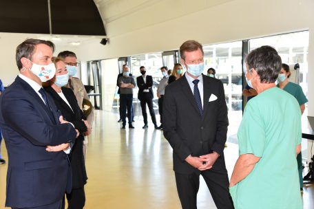 Die hohen G&auml;ste lie&szlig;en es sich nicht nehmen, ein paar Worte mit dem Personal des CSA zu wechseln