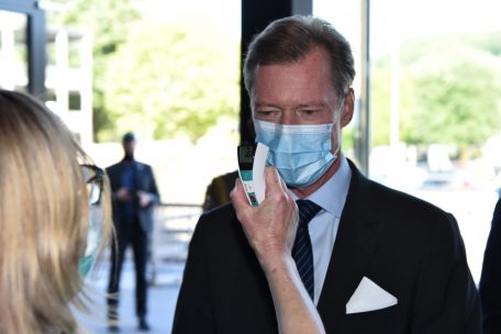 Adel sch&uuml;tzt nicht vor Corona: Gro&szlig;herzog Henri lie&szlig; sich wie jeder Besucher auch das Fieber messen