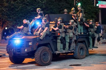 USA / Bei Protesten nahe Chicago gibt es Tote – In St. Louis wird auf Polizisten geschossen