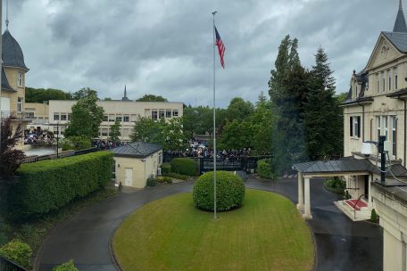 Blick aus der US-Botschaft auf die Demonstration.
