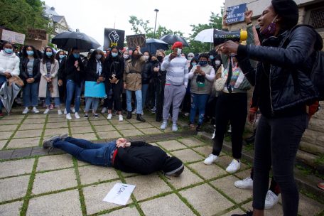 Im Mittelpunkt der Demo standen die Vorkommnisse im US-Bundesstaat Minnesota, bei denen George Floyd sein Leben lassen musste. Der Afroamerikaner hatte mehrere Minuten lang nach Luft gerungen, weil ihm ein Polizist das Knie in den Hals bohrte.