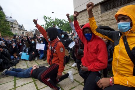 Besonders Mitbürger schwarzer Hautfarbe werden in Luxemburg immer noch mit Rassismus konfrontiert. Mit dem Unterschied, dass sie hier nicht um ihr Leben bangen müssten, wie eine junge Teilnehmerin betonte.