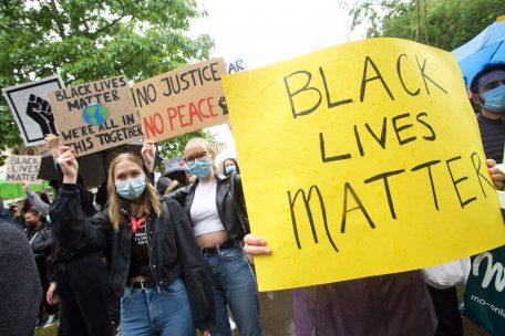 Hunderte Plakate, eine Botschaft: Rassismus erteilten die Teilnehmer eine klare Absage