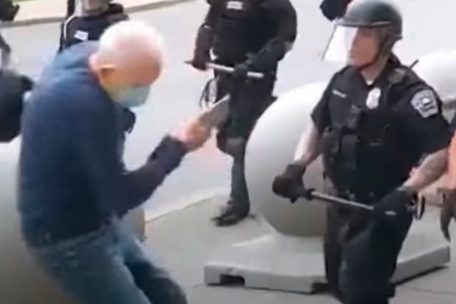 Kopfverletzung / Trump bezeichnet verletzten Demonstranten (75) als möglichen „Antifa-Provokateur“