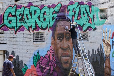 Zack Murray malt ein Wandbild, das George Floyd darstellt. Der bei einem gewaltsamen Polizeieinsatz in den USA getötete Afroamerikaner George Floyd ist in Pearland bei Houston beigesetzt worden.