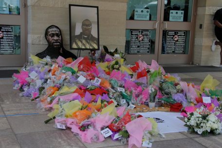 Blumen liegen in Gedenken an George Floyd vor der Fountain of Praise Church. Etwa zwei Wochen nach seiner Tötung bei einem brutalen Polizeieinsatz ist George Floyd in Pearland bei Houston beerdigt worden.