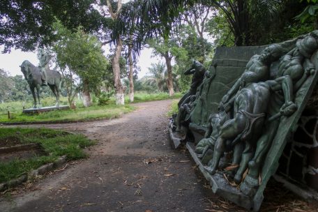 Kinshasa im Juni 2020: Statuen von Sklaven aus der Kolonialzeit (r.) sind neben einer Statue von König Leopold II. von Belgien auf einem Pferd reitend (l.) im Institut der Nationalmuseen des Kongo zu sehen