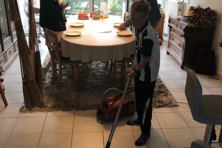 Bei Liz Thomé in der Familie ist es selbstverständlich, dass sich die Arbeit im Haushalt aufgeteilt wird. Das ist leider nicht überall so. 