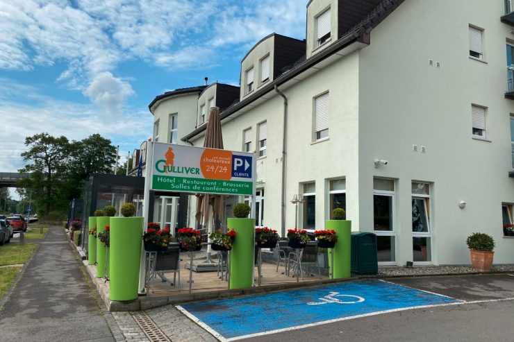 Kreativ gegen Corona / In den Hotel-Restaurants „Gulliver“ stehen die Tagesempfehlungen auf den Masken der Kellner