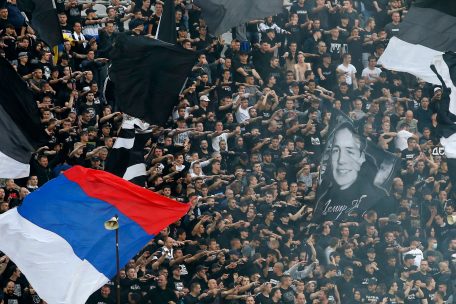 Serbien / Geballte Nähe: Fußballderby als größte Menschenansammlung seit Beginn der Pandemie 