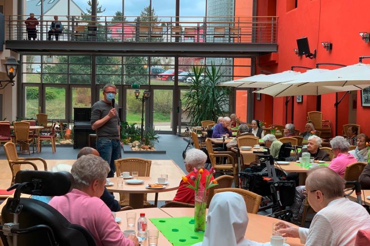 Nach Beschwerden / Paulette Lenert und Corinne Cahen erinnern Senioren- und Pflegeheime an Coronarichtlinien 