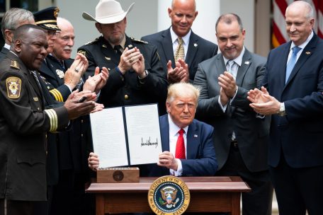 USA / Trump verlangt „Recht und Ordnung“ und unterzeichnet Polizei-Dekret