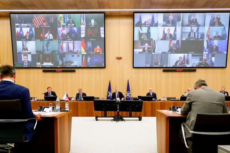 Verteidigung / Trumps Truppenabzug erschüttert die Nato