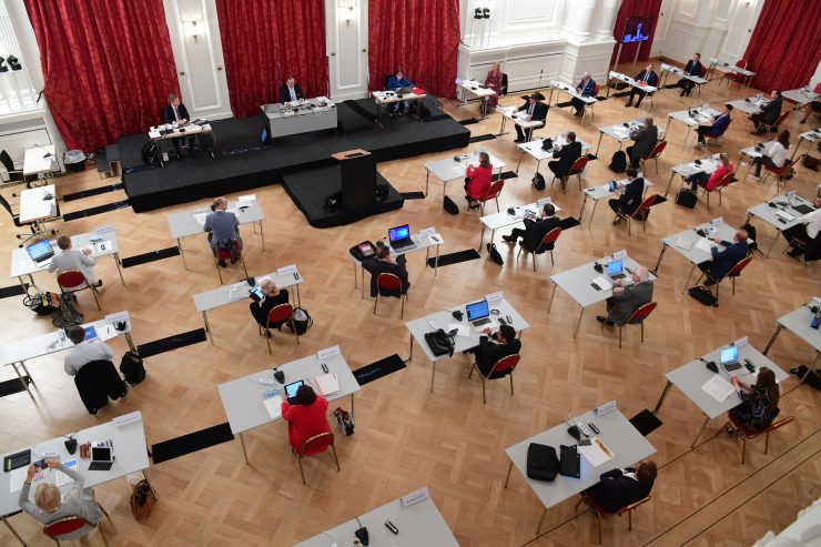 Parlament / Abgeordnete unterstützen Staatsgarantien für EU-Programme