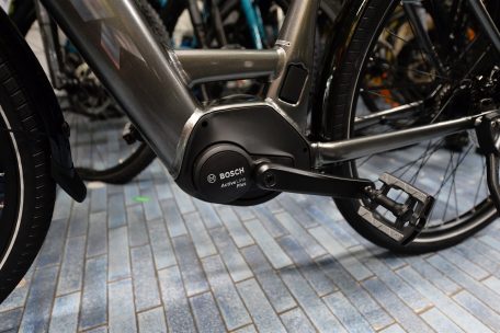 Pedelec oder E-Bike? Das Pedelec ist ein Fahrrad mit Tretkraftunterstützung. Der Strom dafür liefert ein Akku. Pedelecs sind bis zu 25 km/h schnell und nicht zulassungspflichtig. E-Bikes können schneller als 25 km/h unterwegs sein und bedürfen einer Zulassung durch die SNCA. 