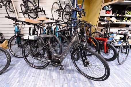 Je mehr ein Akku an Kraft bringt, desto mehr bezahlt man für das Elektrofahrrad. Ein gutes Einsteigermodell kostet bis zu 2.400 Euro.  