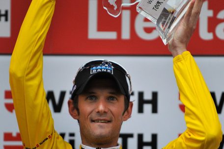 Frank Schleck in Liestal mit der Troph&auml;e des Schlusssiegers der Tour de Suisse am 20. Juni 2010, also heute vor zehn Jahren