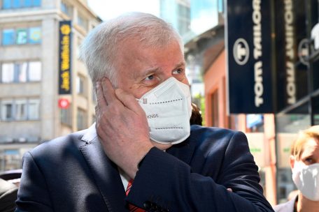 Deutschland / Anzeige-Drohung Seehofers gegen „taz“-Journalistin wird kontrovers diskutiert