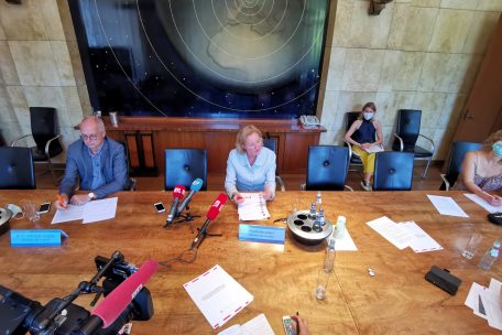 Paulette Lenert (Mitte) und Sant&eacute;-Direktor Jean-Claude Schmit (links) auf der Pressekonferenz im Gesundheitsministerium
