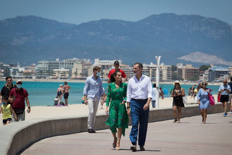 Spanien / Royaler Besuch bei den Mallorca-Touristen 