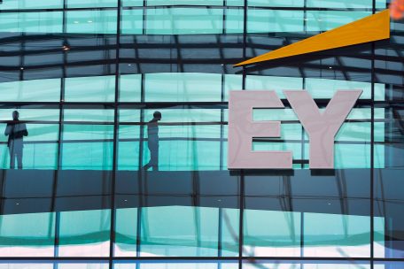 Prüfgesellschaft / Ernst & Young gerät in Wirecard-Skandal massiv unter Druck