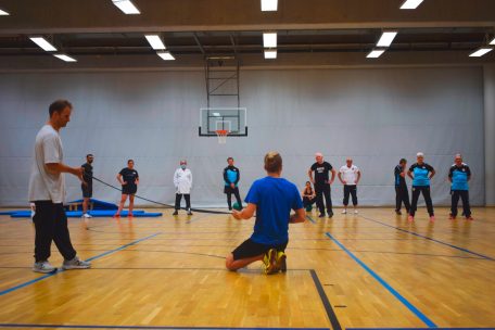 W&auml;hrend der Trainer-Fortbildung in der Coque zeigt Kris Clees u.a. mit einem Judo-G&uuml;rtel &Uuml;bungen und Spiele, bei denen die Sicherheitsdistanzen eingehalten werden k&ouml;nnen