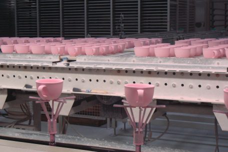 Produktion von Tassen im Rollingergrund (Bild aus dem Jahr 2007)