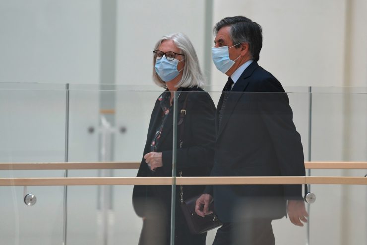 Scheinbeschäftigung / Frankreichs Ex-Premier François Fillon muss zwei Jahre ins Gefängnis