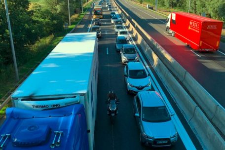 Ein Motorradfahrer schl&auml;ngelt sich durch den Stau auf der A3